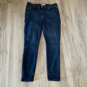 Skinny mid rise stretch jeans. Dark wash. Comfy!!